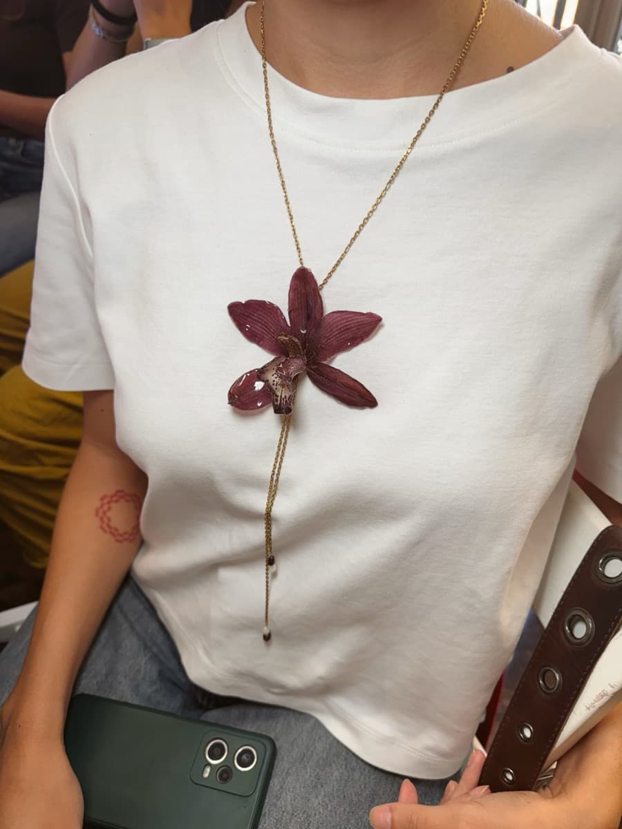 Collar largo con una orquídea morada moteada en resina
