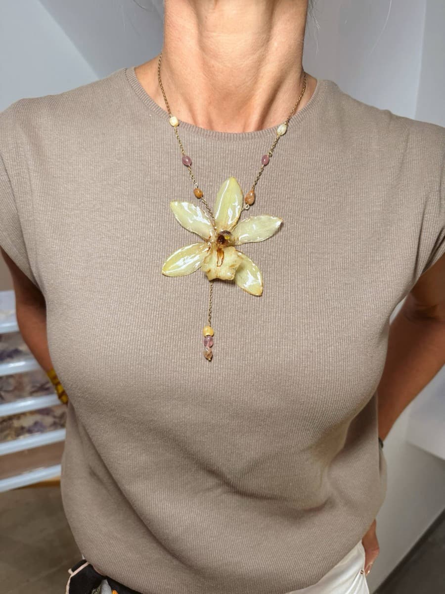 Collar con una orquídea verde clara en resina y cuentas de piedra