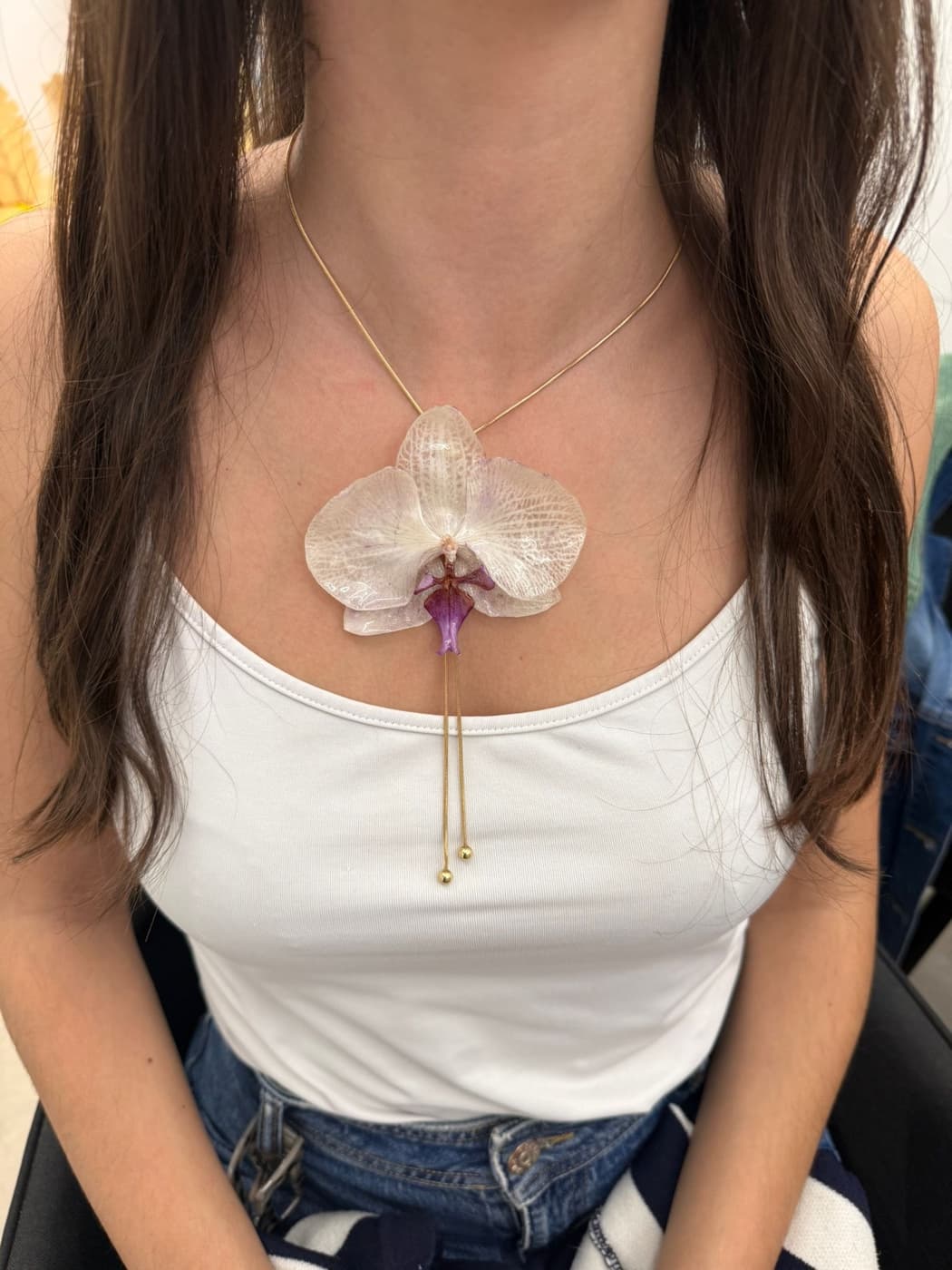 Colgante de orquídea preservada hecho en uno de nuestros talleres