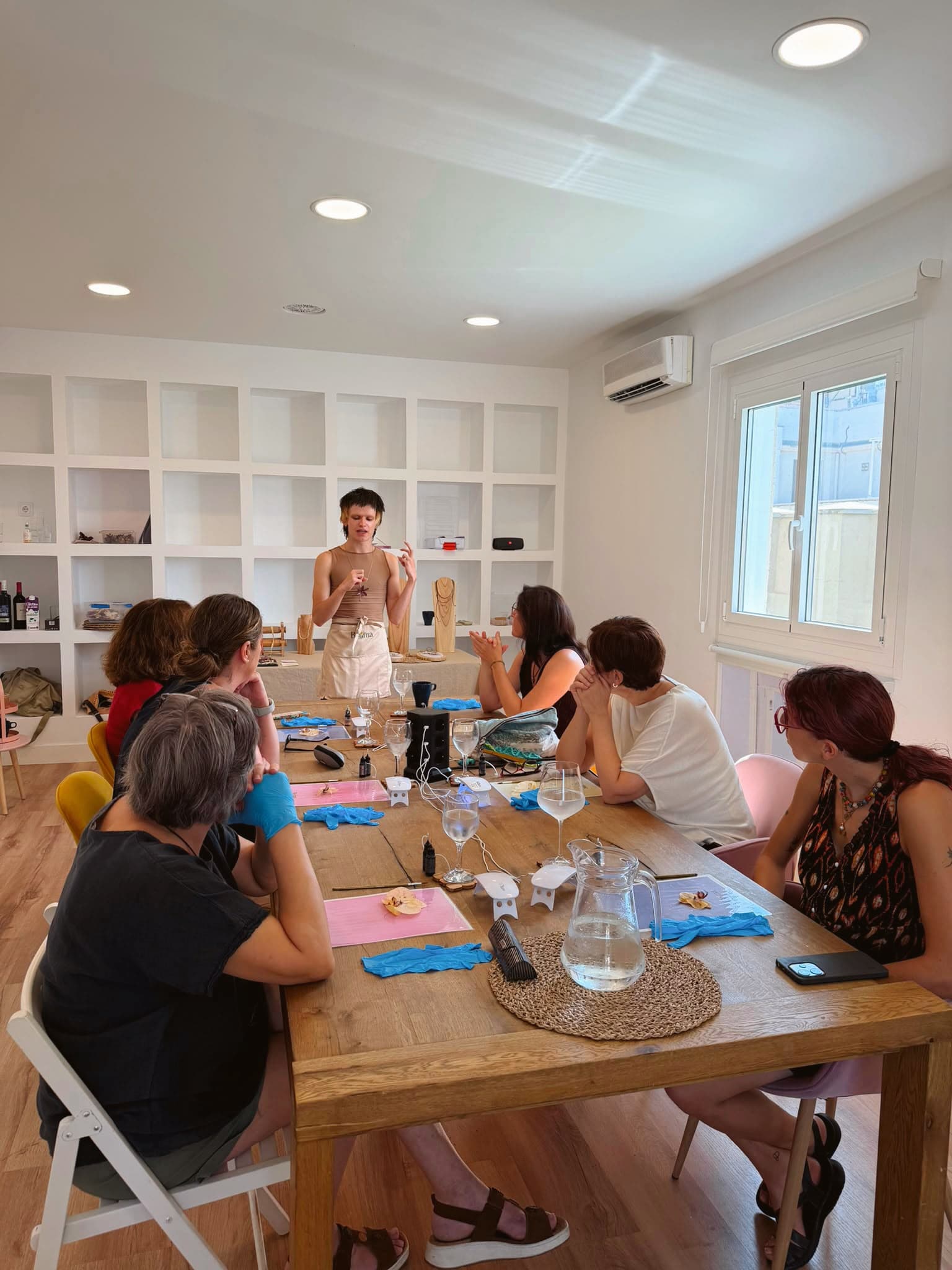 Nuestra florista explicando el proceso al grupo antes de empezar el taller